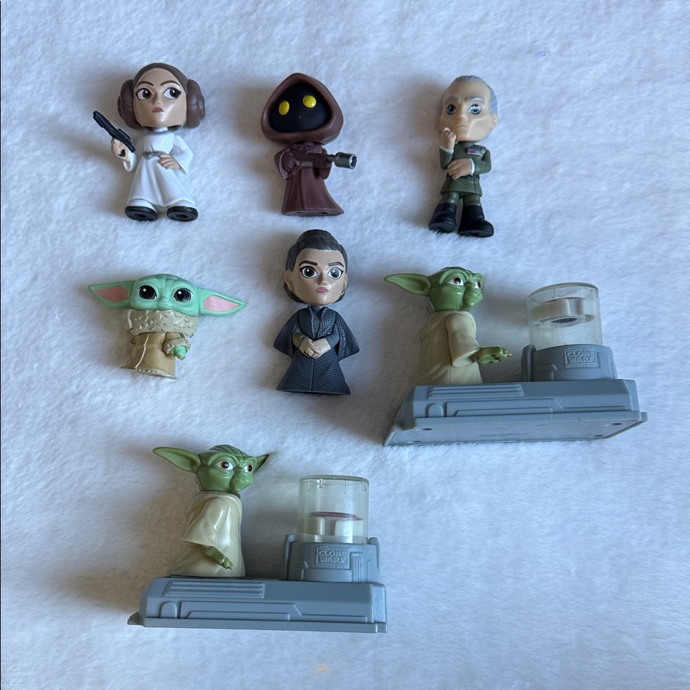 Star Wars Action Figure Set with Green and Gray Characters